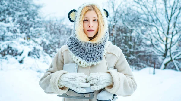 Vinter Kvinna Porträtt Utomhus Ung Kvinna Rolig Hatt Hålla Skridskor — Stockfoto