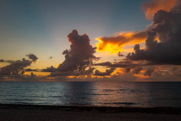 Закат Пляже Океана Восходящими Облаками Знамя Путешествий Облака Над Морем — стоковое фото