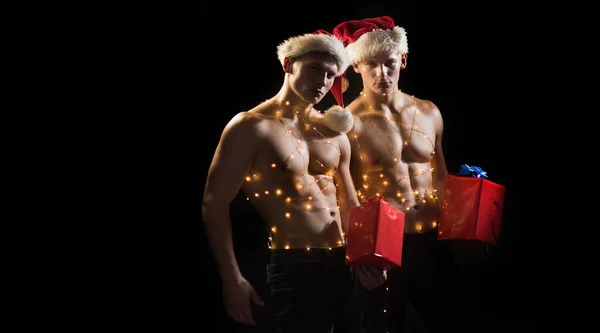 Nikolausmütze Zeigt Silvester Und Weihnachten Schwarzen Hintergrund Sexy Muskulöse Männer — Stockfoto