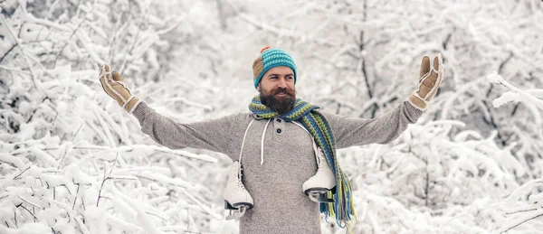 Spannende Winterman Met Schaatsen Winterdag Winterspandoek Aantrekkelijke Jongeman Winter Buiten — Stockfoto