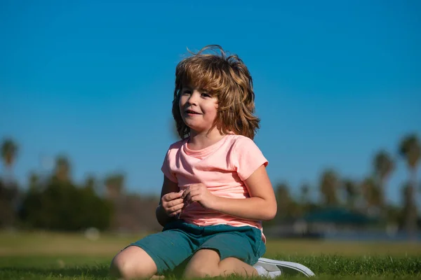 Chłopiec Leżący Trawie Letnim Parku Portret Uśmiechniętego Dziecka Leżącego Zielonej — Zdjęcie stockowe