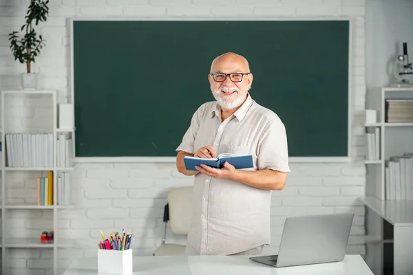 在教室里担任高级教师 背景是黑板 高中或大学的老教授 退休男教师 — 图库照片