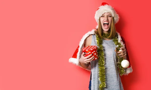 Mujer Graciosa Guiñando Ojo Con Bola Navidad Champán Bella Dama — Foto de Stock