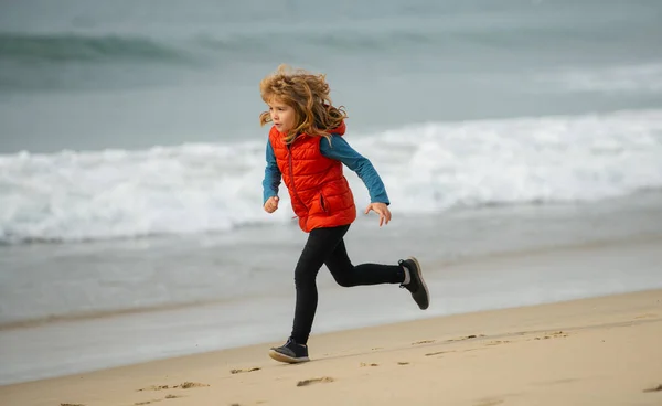 Niño Corre Orilla Del Mar Niños Corriendo Playa Corredor Niños —  Fotos de Stock