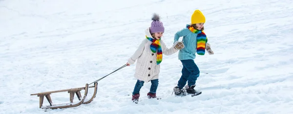 Vinterbarn Med Släde Aktiv Vinter Utomhus Spel Glada Barn Vänner — Stockfoto