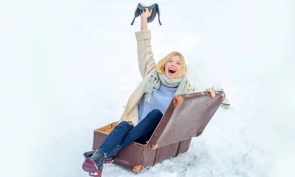 Téli Utazási Koncepció Vicces Lány Napos Téli Napon Bőrönddel Téli — Stock Fotó