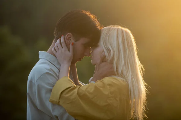 日没時に抱き合ってキスする官能的な愛好家 恋のカップルは一緒に時間を過ごす 男取り込みとキスするつもり官能的な女性 — ストック写真