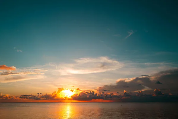 Θάλασσα Παραλία Ουρανό Ηλιοβασίλεμα Ανατολή Του Ηλίου Σύννεφο Πάνω Από — Φωτογραφία Αρχείου