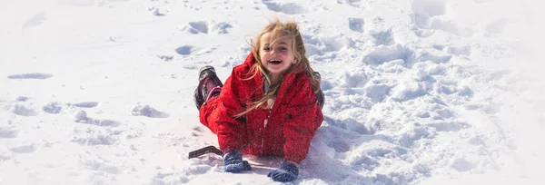 冬のバナー 雪の中で遊んでいるかわいい女の子 雪の中の子供 子供の冬の肖像画 寒い冬の公園でかわいい子供 子供のための幸せな冬 子供の雪ゲーム 子供は公園で雪と遊ぶ — ストック写真