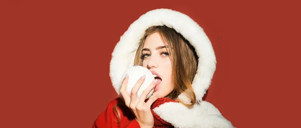 Güzel Bir Genç Kadının Portresi Kışı Kutluyor Noel Tatilleri Kırmızı — Stok fotoğraf