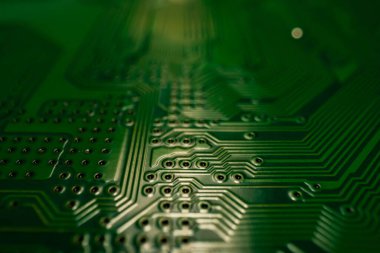 Elektronik devre kartı kapanıyor. Elektronik anakart kartı. Devre ve elektronik cihazlara yakın çekim. Elektrik devreleri ve teknoloji dokusundaki elektronik aletlerin arkaplanı