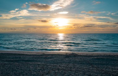 Denizde gün batımı güzel bulutlarla. Tropikal sahilde gün doğumu denizi. Güzel bir sahil manzarası. Denizde güzel bir gün batımı. Gökyüzünde gün batımı arkaplanı renkli bulutlarla