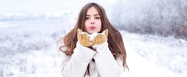 Kocham Zimę Dziewczyna Wieje Śniegiem Sprawia Pocałunek Powietrza Białym Swetrze — Zdjęcie stockowe
