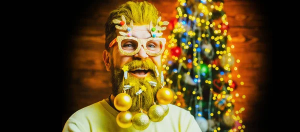 桑塔的概念 玩具球长胡子 圣诞装饰 有趣的圣诞老人在老式木制背景上摆姿势 胡子现代圣诞老人装饰胡子 — 图库照片