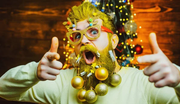 Lustige Weihnachtsmänner Zeigen Auf Dich Porträt Eines Aufgeregten Weihnachtsmannes Hipster — Stockfoto