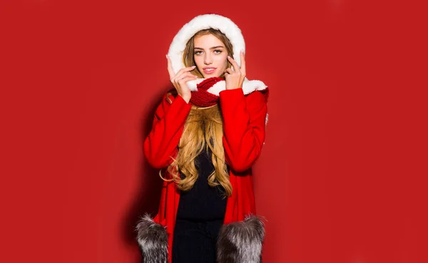 Портрет Красивой Девушки Отмечают Зимние Рождественские Праздники Изолированы Красном Фоне — стоковое фото