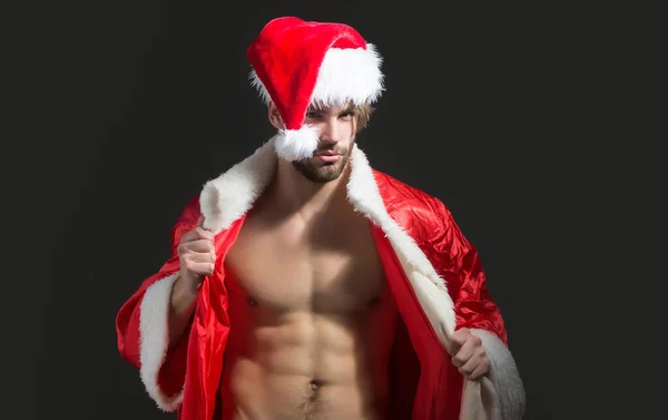 クリスマスのセクシー男 Xmasで裸の胴を持つ筋肉の男 筋肉質の体でサンタ クリスマスパーティーやセックスゲーム ハンサムなセクシーサンタクラス男オン黒背景 — ストック写真