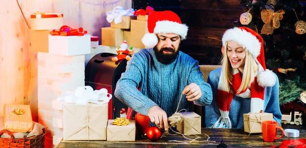 家里的圣诞气氛新年的概念 夫妇或年轻的家庭庆祝圣诞快乐和新年快乐 夫妻双方准备圣诞装饰品 — 图库照片