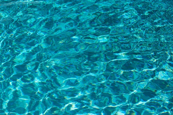 Yüzme Havuzundaki Mavi Suyun Arka Planında Güneş Yansıması Havuzda Dalgalı — Stok fotoğraf