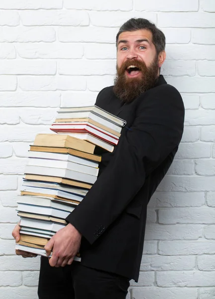 책쌓아 재밌는 선생님이나 교수님 선생님 교수님 중년의 선생님 수염을 재미있는 — 스톡 사진