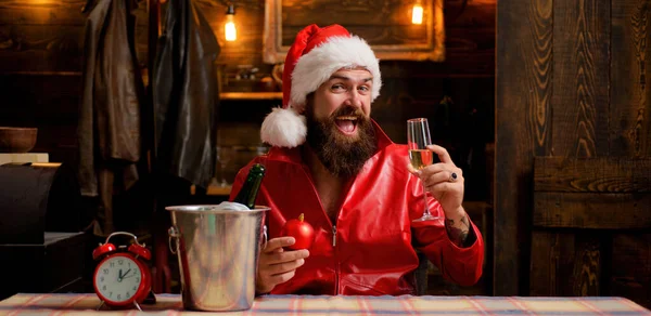 Przystojny Mikołaj Uśmiecha Się Pije Szampana Santa Czeka Nowy Rok — Zdjęcie stockowe