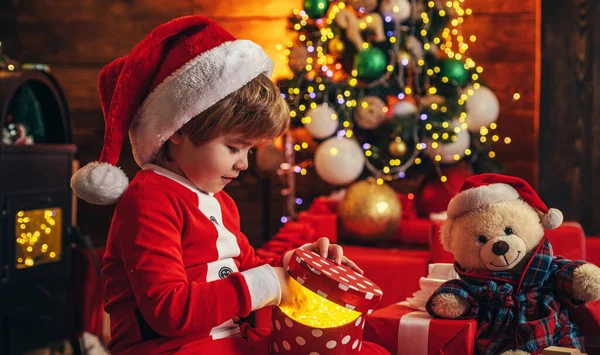 Мальчик Санта Празднует Рождество Дома Счастливый Взволнованный Ребенок Открывает Подарочную — стоковое фото