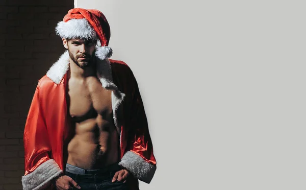 크리스마스 모자쓴 남자들 근육질의 스튜디오 배경에 클라우스라는 남자가 있어요 산타클로스 — 스톡 사진