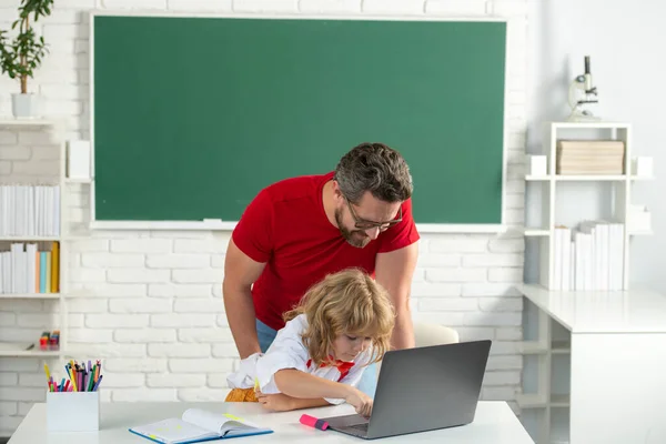 Wracać Szkoły Uczeń Nauczycielem Uczącym Się Laptopie Uczący Się Learningiem — Zdjęcie stockowe