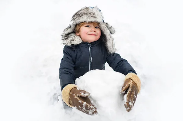 Kırmızı Burunlu Şapkalı Komik Çocuk Kış Parkında Kardan Adam Yap — Stok fotoğraf