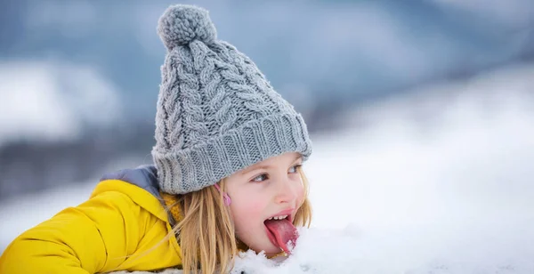 冬の日に雪を食べる面白い女の子 風邪やインフルエンザの概念 雪の中の舌 — ストック写真