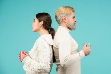 Çay içen bir çift. Kahve molası, arkadaşlarla buluşma, takımda bir sabah. Sabah fincanı, kahve fincanı, izole edilmiş arka planda fotokopi alanı olan insanlar.