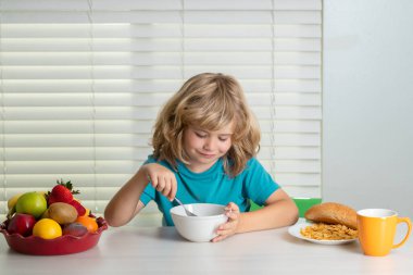 Çocuk 7, 8, 9 yaşlarında sağlıklı sebze yiyor. Süt, meyve ve sebzeli kahvaltı. Öğle yemeği sırasında ya da akşam yemeği sırasında çocuk yemek