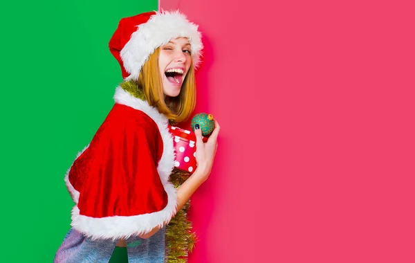 Забавная Подмигивающая Женщина Рождественским Мячом Красивая Леди Празднуют Зимние Праздники — стоковое фото