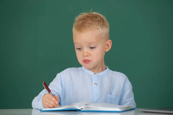 Dzieciak Piszący Notatniku Klasie Wracać Szkoły Uczeń Uczący Się Matematyki — Zdjęcie stockowe