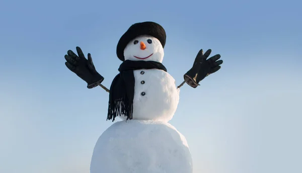 Divatos Hóember Fekete Kalapban Sállal Kesztyűben Hóember Téli Háttérben Karácsonyi — Stock Fotó