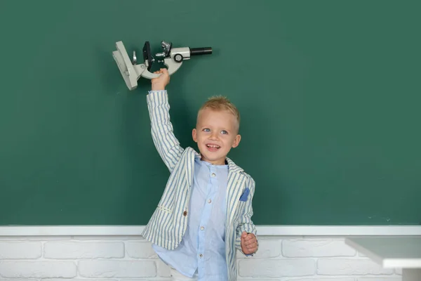 Ett Litet Barn Med Mikroskop Skolbarn Som Studerar Lektionen Studerar — Stockfoto