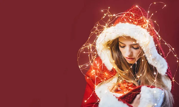 一个漂亮女人的画像 在过冬的时候 带着红色背景的圣诞礼物 新年快乐 — 图库照片