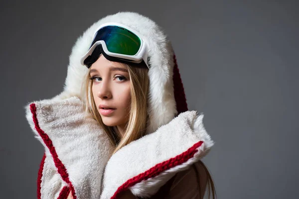 Kayak Elbiseli Kadın Kayak Gözlüklü Poz Veriyor Kar Gözlüklü Genç — Stok fotoğraf