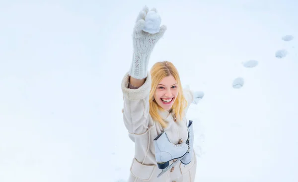 Люблю Зиму Смішна Зимова Дівчина Грає Снігом Щаслива Здивована Дівчина — стокове фото