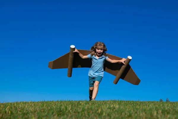 おもちゃのジェットパックで遊ぶ幸せな子供 屋外で楽しんでいる子供のパイロット 成功の子 革新とリーダー 創造性とスタートアップの概念 — ストック写真