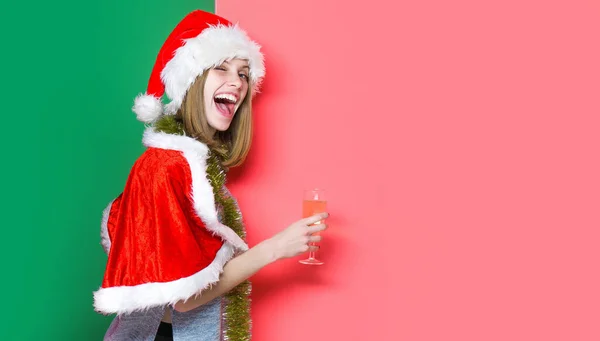 Şampanyalı Komik Göz Kırpan Kadın Güzel Bayan Kış Tatilini Kutluyor — Stok fotoğraf
