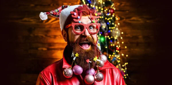 Vrolijk Kerstfeest Gelukkig Nieuwjaar Spannende Kerstman Versiert Baard Concept Van — Stockfoto