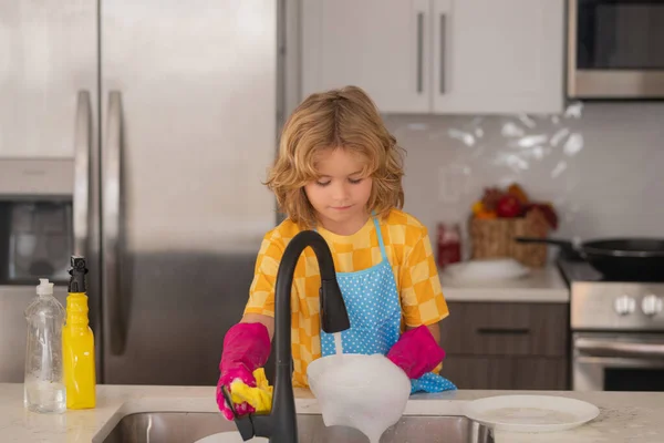 Kind Spült Geschirr Der Küche Kind Hilft Bei Der Hausarbeit — Stockfoto