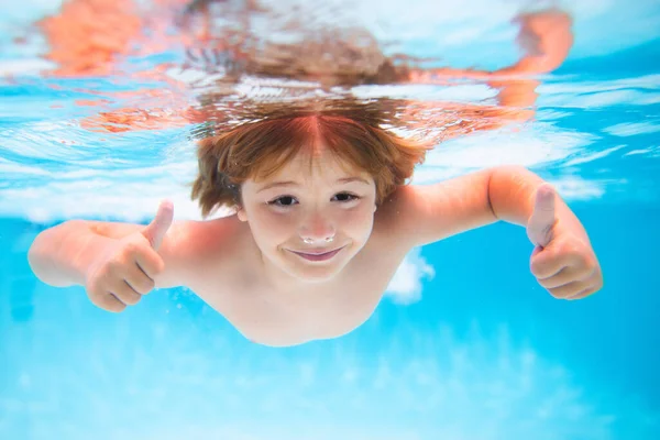 Kindergesicht Unter Wasser Mit Erhobenen Daumen Unterwasserkind Schwimmt Pool Gesundes — Stockfoto