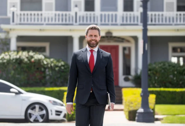 Geschäftsmann Steht Vor Einem Modernen Haus Immobilienkonzept Makler Bereit Haus — Stockfoto