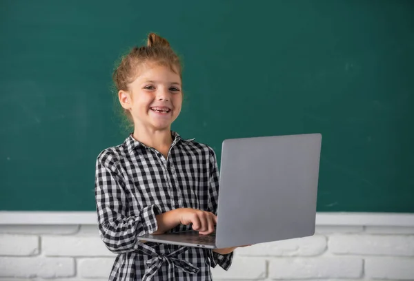 Κορίτσι Που Χρησιμοποιεί Gadgets Για Μελετήσει Εκπαίδευση Υπολογιστών Για Παιδιά — Φωτογραφία Αρχείου