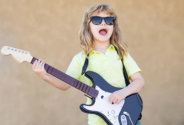 Kind Mit Gitarre Lustiges Kleines Hipster Musiker Kind Spielt Gitarre — Stockfoto