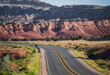 Yaz günü yol manzarası. Arizona, ABD 'de boş manzaralı otoyol