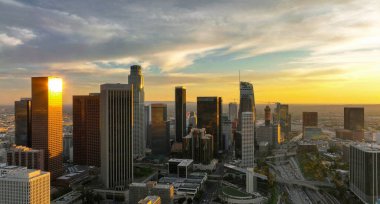 İHA ile Los Angeles hava görüntüsü. Los Angeles şehir merkezinde. Los Angeles kökenli Kaliforniya teması. Los Angeles şehir merkezi.
