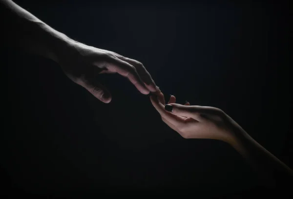 救援时的手 温柔的触摸 朋友问候 团队合作 帮助手势或手 帮助一个朋友的手 握手和友谊 — 图库照片